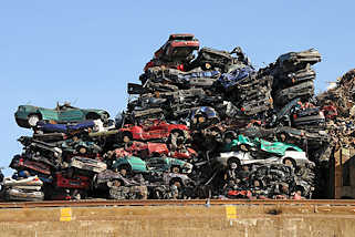 6952 Gepresste Schrottautos auf einem hohen Stapel - Abwrackprmie, Abwrackautos auf der Hafenanlage des Rosshafens von Hamburg Steinwerder.