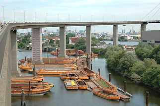 1772 Bilder aus Hamburg Walteshof - Blick auf den Rugenberger Hafen - Schuten im Hafenbecken unter der Khlbrandbrcke.