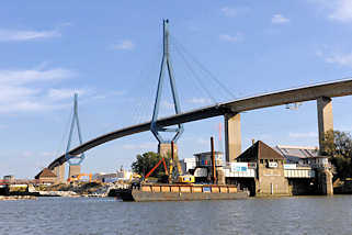 8889 Die Rugenberger Schleuse ist geschlossen - die Kammern werden abgetragen und der Bau einer neuen Schleuse wird vorbereitet. Khlbrandbrcke in Hamburg Waltershof.