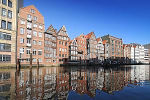 Hamburg Altstadt ist ein Stadtteil im Bezirk Hamburg Mitte, hier befindet sich der zentrale und historische Stadtkern der Freien und Hansestadt Hamburg. Auf dem Gebiet der Altstadt befand sich der lteste Siedlungskern Hamburgs rund um den Bereich des Domplatzes. Hier lag die von den Wikingern im Jahre 845 zerstrte Hammaburg. Zur Entwsserung des im Mndungsdelta von Alster und Bille gelegenen Gebiets wurden Fleete angelegt. Sie dienten spter dem Warenverkehr. Auf einer Flche von 1,6 km leben im Stadtteil Hamburg Altstadt ca. 1500 Einwohner. 6438 Hamburg Bilder aus der Altstadt Nikolaifleet historische Fachwerkhuser Speicher an der Deichstrasse Rckseite.