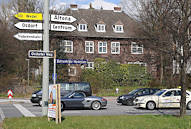 1404 Bahrenfelder Marktplatz - Verkehrsschilder an der Ampel Wohnhaus an der verkehrsreichen Strasse.