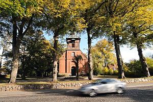 Der Hamburger Stadtteil Bergstedt gehrt zum Bezirk Hamburg Wandsbek. 1248 wurde Bergstedt, das ehemals ein schsisches Runddorf war, erstmals urkundlich unter dem Namen Berichstede genannt. 1345 verpfndete die Familie von Wedel das Dorf an das Hamburger Donkapitel. Im 16. Jahrhundert gelangte Bergstedt an die Herzge von Holstein Gottorp, bevor es 1750 bis 1773 wieder an Hamburg verpfndet war. Seit 1889 bildete Bergstedt gemeinsam mit der Landgemeinde und dem Gutsbezirk Hoisbttel einen Amtsbezirk im preuischen Kreis Stormarn. Im Zuge des Gro Hamburg Gesetzes wurde Bergstedt 1937 nach Hamburg eingemeindet. Der Stadtteil Hamburg Bergstedt hat eine Flche von 7,1 km und ca. 9100 Einwohner. 0260 Die Bergstedter Kirche ist eine der ltesten Hamburgs. Sie wurde 1256 unter dem Abt zu Stade und Vizebischof von Hamburg gebaut.