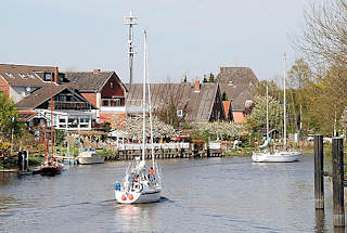 1826 Segelboote fahren unter Motor vor HH-Cranz die Este flussabwrts.