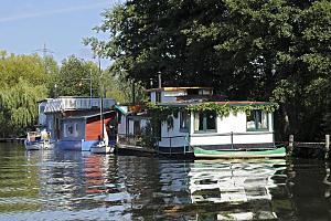 Curslack ist ein Stadtteil der Stadt Hamburg im Bezirk Bergedorf. Curslack ist einer der vier Stadtteile neben Kirchwerder, Neuengamme und Altengamme, die zusammen die Hamburger Vierlande bilden. Der Ortsname Curslack (plattdeutsch Corslak) ist eine Abwandlung von "kurze Lache", da das Gebiet frher oft berflutet wurde, das Wasser aber immer nur vorbergehend (kurz) anhielt. Im Rahmen des Gro-Hamburg-Gesetzes 1937/1938 erfolgte die Eingemeindung Bergedorfs und der Vierlande nach Hamburg. Seit 1949 ist Curslack Stadtteil im neu geschaffenen Bezirk Bergedorf. Der Hamburger Stadtteil hat eine Flche von 10,6 km und ca. 3700 Einwohner. Bilder der Dove Elbe bei Hamburg Curslack - Hausboote am Ufer. Die Dove Elbe (von niederdeutsch dov = "taub") ist ein 18 km langer Nebenarm der Elbe im Sdosten Hamburgs.