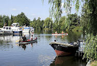 11_21584  Sportboothafen bei Curslack - Dove Elbe - Tuckerboot Hummel an der Anlegestelle - Kanus auf dem Wasser.