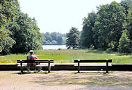 7308 Sitzbank mit Blick Richtung Aussenmhlenteich - Harburger Stadtpark am Eingang von Hamburg Eiendorf.
