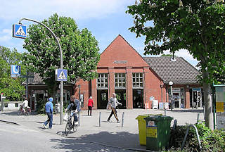 P5190061 Kleekamp Hamburger Hochbahn Haltestelle Fuhlsbttel. Restauriertes Gebude der U-Bahnstation.