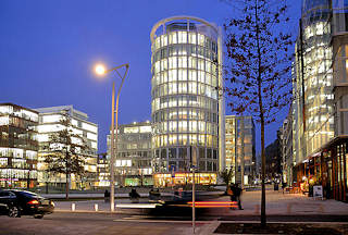 0091 Sandtorpark in der Hamburger Hafencity / blaue Stunde - beleuchtete Fenster im Coffee Plaza - Architekt Richard Meier.