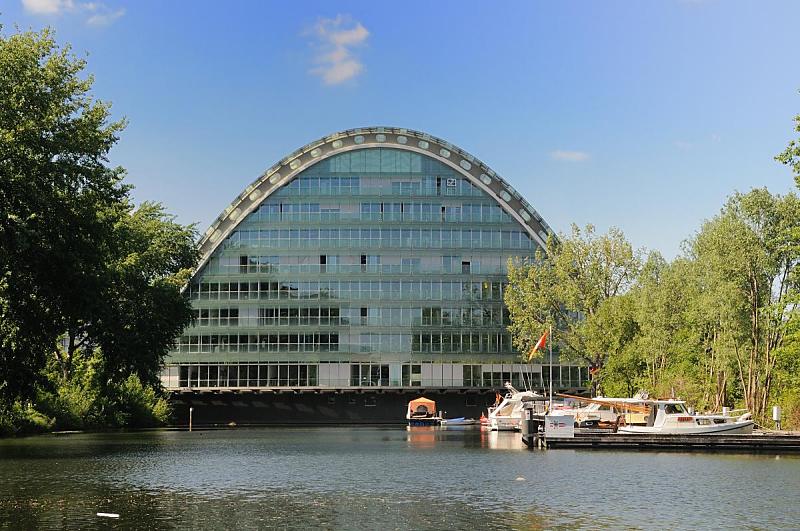 Bilder aus dem Stadtteil HAMMERBROOK - Bezirk HAMBURG MITTE. Als „Hammer Brook“ wurde ursprnglich die gesamte Marschniederung vom Hamburger Oberhafen bis nach Horn bezeichnet, die im Norden durch den Geesthang und im Sden durch die Bille begrenzt wurde. Hamburg erwarb dieses Gebiet 1383 von den Holsteiner Grafen. 1832 wurde der Hammerbrook zur Vorstadt erklrt. Der Bau der Hamburg-Bergedorfer-Eisenbahn 1842, der mit dem Bahnhof Berliner Tor eine schnelle Anbindung an die Innenstadt schuf, und die Abschaffung der Torsperre 1860 fhrten endgltig zur dichten Besiedlung. 1867 lebten 10.000 Einwohner auf dem Hammerbrook, 1910 waren es bereits ber 60.000. Heute leben auf 3,6 km ca. 1550 Einwohner in dem Hamburger Stadtteil.