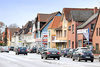 4593 Einzelhuser - Geschftshuser, Einzelhandel - fahrende Autos, KFZ - Cuxhavener Strasse in Hamburg Hausbruch.
