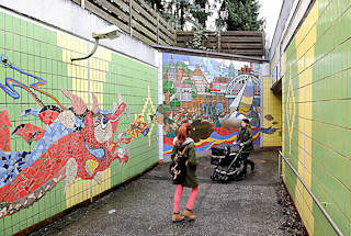 4623 Bahnunterfhrung in Hamburg Hausbruch - Mosaik an der Kachelwand - roter Drache, Hamburg Ansicht.