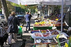 Gemseladen, Obstgeschft mit Auslage auf der Strasse im Eppendorfer Weg - Einkaufen und Wohnen im Stadteil.  Der Stadtteil HOHELUFT OST gehrt zum Bezirk Hamburg Nord, whrend Hoheluft West dem Bezirk Hamburg Eimsbttel zugeordnet wird. Die Hoheluftchaussee bildet die Grenze zwischen den beiden Stadtteilen. Der Name Hoheluft leitet sich vom Galgen ab, der im Mittelalter dort stand. In Hoheluft - Ost leben auf 0,6 km leben ca. 9000 Einwohner . 