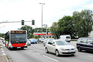 5676 Dichter Strassenverkehr auf der Bundesstrasse 5, Bergedorfer Strasse im Hamburger Stadtteil Lohbrgge.