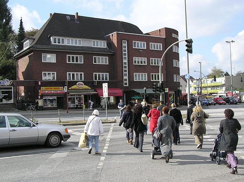 Fotos aus dem Hamburger Stadtteil Lokstedt - Bilder aus dem Bezirk HAMBURG EIMSBTTEL. Bereits 1110 urkundlich erwhnt, wurde aus dem ehemaligen Bauerndorf mit wenigen Handwerkern und einer starken drflichen Struktur schon frhzeitig Wohnplatz vieler begterter Brger aus dem nahen Hamburg. Von 1110 bis 1460 stand Lokstedt unter der Regierung der Schauenburger Grafen, die Holstein regierten. Lokstedt kam zu Dnemark, als der dnische Knig Christian I. in Personalunion Herzog von Holstein wurde. Die Dnen errichteten vor Ort eine Zollstation, die bis 1839 in Betrieb blieb. Die 400-jhrige dnische Herrschaft endete 1866, als auch Lokstedt nach dem deutsch dnischen Krieg zu Preuen kam. 1938 wurde Lokstedt aufgrund des Gro-Hamburg-Gesetzes nach Hamburg eingegliedert.