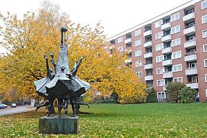 Wohnblocks in der Luruper ckerstrasse - Herbstbaum auf einer Wiese Bronzeskulputur Ballspielende Kinder / Knstler Gerhard Brandes Fotos aus dem Hamburger Stadtteil LURUP - Bilder aus dem Bezirk HAMBURG ALTONA. Der Stadtteil LURUP hat eine Flche von 6,3 km und ca. 33 000 Einwohner - der Name der ehemaligen Pinneberger Landgemeinde soll aus niederdeutschen "Luur Up" / auflauern, warten entstanden sein. 