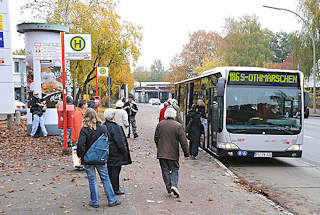 1431 Bushaltestelle mit Fahrgsten - Bus der HVV in der Haltebucht; Elbgaustrasse / Lurup.