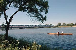 Eisenbahnbrcke ber die Elbe - Ruderboot auf der Sderelbe - Elbufer. Hamburgs Stadtteile und Bezirke - Bilder aus Hamburg NEULAND, Bezirk Hamburg HARBURG. Der Hamburger Stadtteil NEULAND liegt an der Sderelbe und hat auf einer Flche von ca. 10 km ca. 1600 Einwohner. 