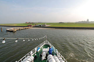 0545 Schiffsankunft auf Hamburg Neuwerk - Anleger der Insel, der alles überragende Leuchtturm im Hintergrund.