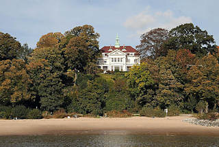 9612 Hamburg Othmarschen im Herbst - Villa zwischen Herbstbumen Herbstlich gefrbte Bltter.