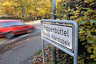 1772 Grenze des Hamburger Stadtteils Poppenbttel, Bezirk Wandsbek - schnell fahrendes Auto.