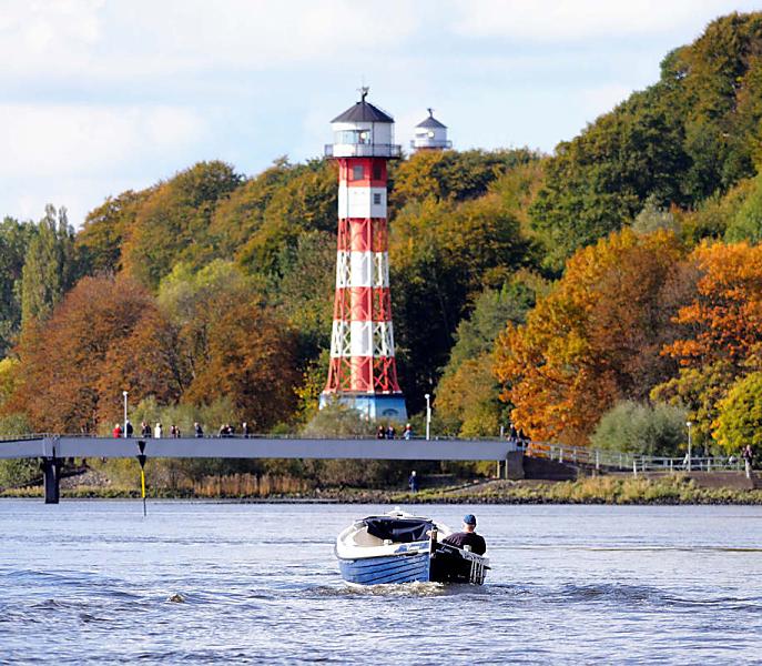 Fotos aus den Hamburger Stadtteilen und Bezirken. Die Hansestadt Hamburg ist in sieben Bezirke unterteilt, die in 105 Stadtteile untergliedert sind. Der Stadtteil Hamburg Rissen gehrt zum Bezirk Hamburg Altona. Rissen wurde erstmalig im Jahr 1255 urkundlich erwhnt. Es gehrte jahrhundertelang zu Holstein-Pinneberg. 1640 fiel es mit ganz Holstein-Pinneberg an Christian IV. von Dnemark und blieb so in Personalunion Teil des dnischen Knigreiches, bis es nach dem Zweiten Deutsch-Dnischen Krieg 1864 an sterreich fiel, mit dem Ende des sterreichisch-Preuischen Krieges 1866 aber zu Preuen wanderte. Rissen wurde 1876 mit ca. 300 Einwohnern selbstndige Gemeinde. Im Jahre 1927 (Gro-Altona-Gesetz) wurde Rissen mit mittlerweile ca. 2.000 Einwohnern in die preuische Stadt Altona/Elbe eingemeindet und fiel mit dieser 1938 als Vorort an Hamburg. Auf 16,7 km leben knapp 15 000 Einwohner im Stadtteil Rissen.