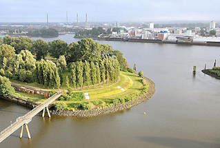 5987 Blick auf den Entwerder Elbpark in Hamburg Rothenburgsort - am anderen Ufer der Norderelbe Industrieanlagen auf der Peute von Hamburg Veddel. 