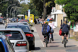 7267 Schulkinder fahren mit ihren Fahrrdern auf dem Radweg in der Frohmestrasse.