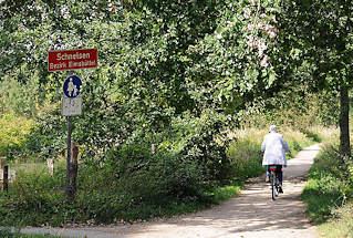 7306 kollauwanderweg an der Grenze zu Hamburg Schnelsen; Wendlohstrasse / Radfahrerin.