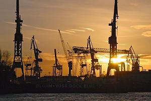 Sonnenuntergang ber Hamburg Steinwerder - Werftkrne der Werft Blohm + Voss im Abendlicht. Bilder von Hamburg STEINWERDER, Bezirk Hamburg MITTE. Steinwerder wurde im Mittelalter eingedeicht und konnte somit bewirtschaftet werden. Durch den Gottorfer Vertrag kam die Insel 1768 gemeinsam mit den Pachthfen Grevenhof, Ellerholz und Ro an Hamburg. Am Reiherstieg entstanden seit den 1840er Jahren die ersten Werften auf Steinwerder. Dort wurden in den 1850er Jahren auch die ersten Trocken- und Schwimmdocks auf Hamburger Staatsgebiet errichtet. Nachdem die Siedlung 1871 zum Vorort erhoben worden war, wurde Steinwerder 1894 als Stadtteil nach Hamburg eingemeindet. Als reines Hafengebiet hat Hamburg Steinwerder keine Einwohner und eine Gesamtflche von 10,4 km.