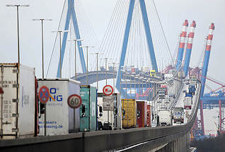 2711 Auffahrt zur Khlbrandbrcke in Hamburg Steinwerder - Lastwagen auf der Brcke - Containerkrne im Hintergrund.