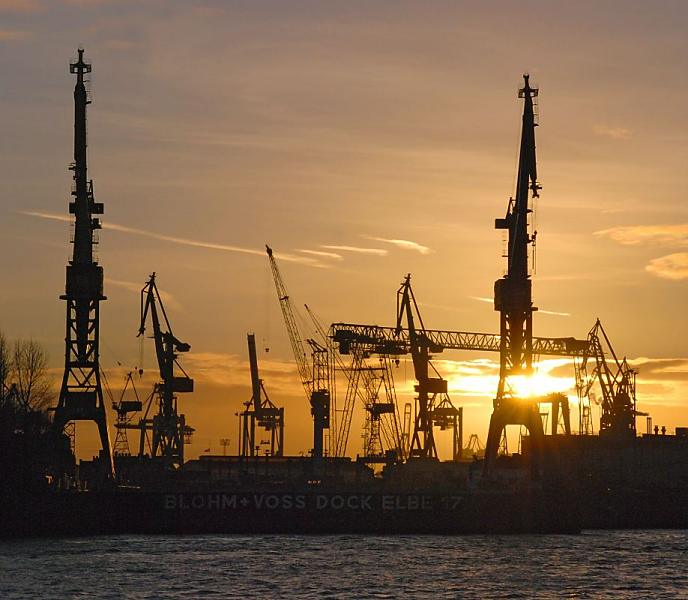 Bilder von Hamburg STEINWERDER, Bezirk Hamburg MITTE. Steinwerder wurde im Mittelalter eingedeicht und konnte somit bewirtschaftet werden. Durch den Gottorfer Vertrag kam die Insel 1768 gemeinsam mit den Pachthöfen Grevenhof, Ellerholz und Roß an Hamburg. Am Reiherstieg entstanden seit den 1840er Jahren die ersten Werften auf Steinwerder. Dort wurden in den 1850er Jahren auch die ersten Trocken- und Schwimmdocks auf Hamburger Staatsgebiet errichtet. Nachdem die Siedlung 1871 zum Vorort erhoben worden war, wurde Steinwerder 1894 als Stadtteil nach Hamburg eingemeindet. Als reines Hafengebiet hat Hamburg Steinwerder keine Einwohner und eine Gesamtfläche von 10,4 km².