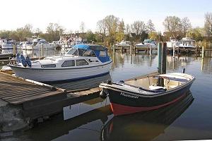 Sportboothafen an der Dove Elbe - Motorboote am Steg. Hamburgbilder aus den Stadtteilen und Bezirken - Fotos aus Hamburg TATENBERG, Bezirk Hamburg BERGEDORF. Das Dorf wurde 1315 erstmals urkundlich unter dem Namen „Tadekenberghe“ erwhnt. Es war bis 1630 getrennt von Ochsenwerder eingedeicht, da ein Nebenarm der Bille, der Binnen Rehden, die Orte voneinander trennte. In dem Stadtteil leben auf 3,1 km ca. 500 Menschen.