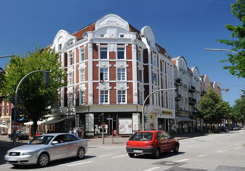 Der Hambuger Stadtteil Wilhelmsburg gehört zum Bezirk Hamburg Mitte und liegt zwischen den beiden großen Elbarmen von Norderelbe und Süderelbe. 1672 erwarb Georg Wilhelm von Braunschweig-Lüneburg-Celle drei große Elbinseln, die darauf hin eingedeicht und durch Verbindungsdeiche vereint worden sind. Sie trugen fortan den Namen Wilhelmsburg. In Folge der Annexion des Unterelbegebiets durch Frankreich war Wilhelmsburg zwischen 1811 und 1814 ein Kanton des Amts Hambourg des Elbemündung-Departements, danach wieder Teil des Königreiches Hannover, das nach 1866 preußische Provinz wurde. Durch das Groß-Hamburg-Gesetz wurde Wilhelmsburg in den Stadtstaat Hamburg eingegliedert . Mit ca. 35 km² ist der Stadtteil der größte Hamburgs - ca. 50000 Einwohner leben in Wilhelmsburg.