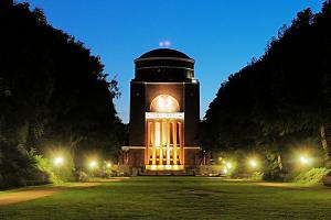 Blaue Stunde in Hamburg - Abendstimmung am Planetarium im Hamburger Stadtpark. Fotos aus den Hamburger Stadtteilen und Bezirken -  Bilder von Hamburg WINTERHUDE, Bezirk Hamburg NORD.  1250 erstmalig urkundlich erwhnt, fiel Winterhude im 14. Jahrhundert an das Nonnenkloster Harvestehude und nach der Auflsung des Klosters im Zuge der Reformation an die Stadt Hamburg. ber Jahrhunderte ein kleines Bauerndorf, wurde Winterhude erst Mitte des 19. Jahrhunderts erschlossen. 1859 wurde Winterhude mit einer Brcke ber den Langen Zug mit Uhlenhorst verbunden. Aber erst die Aufhebung der Hamburger Torsperre 1861 leitete den Aufschwung Winterhudes ein. Auch die ab den 1860er Jahren zwischen dem Hamburger Jungfernstieg und Winterhude verkehrenden Alsterdampfer hatten einen Anteil an der Entwicklung. 1874 wurde Winterhude zu einem Hamburger Vorort erklrt, die endgltige Eingemeindung fand 1894 statt. Auf einer Flche von 7,6 km leben ca. 50 000 Einwohner im Stadtteil Hamburg Winterhude.