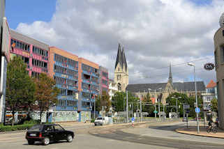 73_3346 Wohnblocks mit farblich abgesetzter Fassade, verglaste Balkons beim Holzmarkt / Hoher Weg in Halberstadt. Im Hintergrund der Halberstdter Dom St. Stephanus und St. Sixtus.