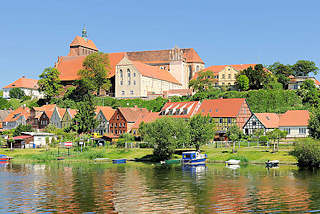 2774 Blick ber die Havel zum Domberg mit dem romanischen Havelberger Dom. Huser am Ufer der Havel / Weinbergstrasse - Boote liegen am Ufer des Flusses