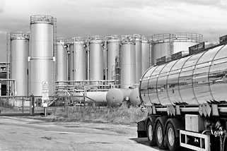 6885 Tankwagen und Silos - Pritzwalker Strasse in Kyritz; Schwarz-Weiss-Aufnahme.