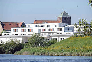 4793 Neubauwohnungen an der Schwinge in Stade - gotische Kirche St. Wilhadi.