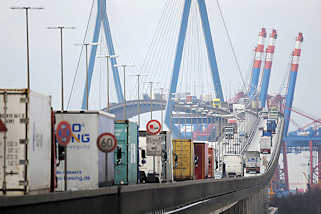 2711 Auffahrt zur Khlbrandbrcke in Hamburg Steinwerder - Lastwagen auf der Brcke - Containerkrne im Hintergrund.