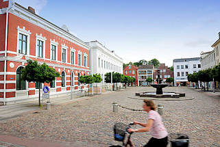 9404  Marktplatz von Bad Oldesloe, Kreis Stormarn - historische Architektur und Kopfsteinpflaster, Gnselieselbrunnen.