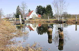 6168 Fluss Ilmenau in Bardowick - im Hintergrund die Schleuse.