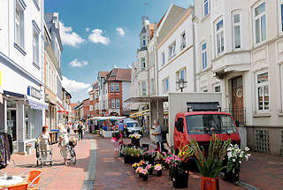 9949 Wochenmarkt in Barmstedt, Kreis Pinneberg - Marktstnde in der Reichenstrasse.