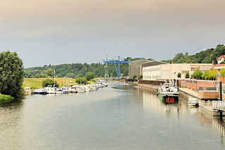 0684 Blick auf den Hafen Boizenburg / Elbe; lks. der Sportboothafen, re. ein Binnenschiff am Hafenkai.