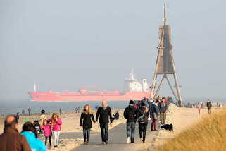 4_9618 Kugelbake - ein aus Holz errichtetes Seezeichen in Cuxhaven. Fr die Schifffahrt der Orientierungspunkt, dass geographisch dort die Elbe endet und die Nordsee beginnt. Die Kugelbake das Wahrzeichen von Cuxhaven und seit 1913 im Wappen der Stadt