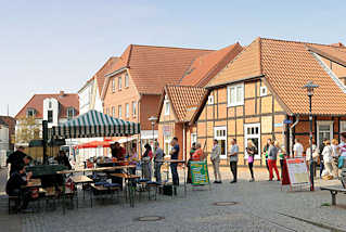 0607 Fussgngerzone, Fachwerkgebude in der Grubenstrasse von Hagenow; Suppenverkauf in der Mittagspause.