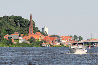 0241 Kirchturm der Maria Magdalenenkirche von Lauenburg zwischen den Dchern der Stadt.