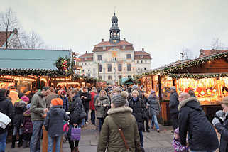 4523 Rathaus von Lneburg - Weihnachtsmarkt auf dem Marktplatz. Das Lneburger Rathaus ist ein Beispiel mittelalterlicher und frhneuzeitlicher profaner Architektur in Norddeutschland. Es entstand um 1230, wurde ber Jahrhunderte hinweg immer wieder erwei