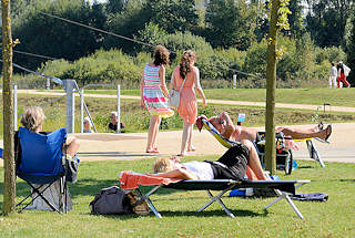 3734 StadtparkbesucherInnen in Norderstedt - Spaziergngerin und Sonnenhungrige.