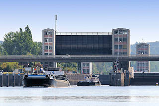 0211 Schleuse Geesthacht - ein Binnenschiff verlsst die Schleusenkammer.  Die beiden Schleusenkammern mit einer Lnge von 230 Metern und einer Breite von 25 Metern fassen jeweils vier Gromotorschiffe oder einen entsprechenden Schubverband.