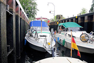 0446 Sportboote schleusen in die Schleuse von Dmitz ein - die Motorboote liegen dicht beieinander in der Schleusenkammer.